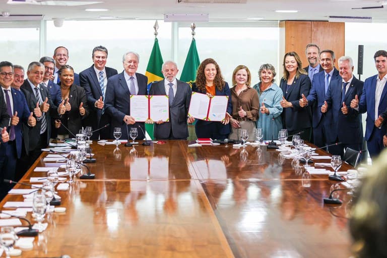 Federal Government Advances in Restructuring Public Administration Careers by Sending Bill to Congress